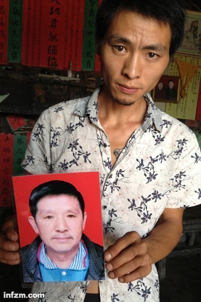 程興貴的兒子程正鵬拿著父親的遺照。程興貴自殺后，政府補(bǔ)償程家6000多塊錢，并終于認(rèn)定了程興貴的代課教齡。 (南方周末記者雷磊/圖)