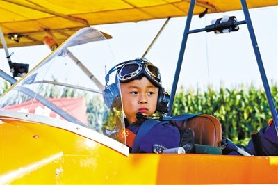8月31日，5歲半“裸跑弟”從河北固安駕駛飛機(jī)飛越北京野生動(dòng)物園。圖/CFP