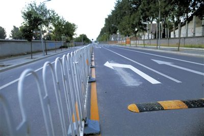 樓梓莊路東，飚車的路已經(jīng)安裝了隔離護(hù)欄和減速帶。新京報(bào)記者