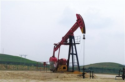 長(zhǎng)慶油田標(biāo)準(zhǔn)化井場(chǎng)，位于定邊縣新安邊鎮(zhèn)店子坪村黃土高原上。