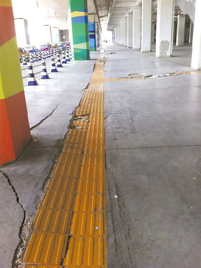 在溫嶺火車站架空層，由于沉降產(chǎn)生的裂縫到處可見。