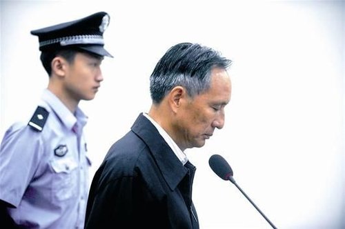 圖為：10日，張曙光在北京市第二中級人民法院接受庭審 新華社發(fā)