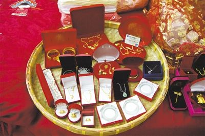 10月1日，王小姐在廣東汕頭舉行婚禮，她的彩禮包括3個(gè)玉鐲、多個(gè)金戒指及一張銀行卡。新京報(bào)記者 吳振鵬 攝