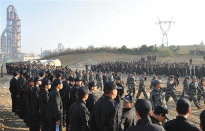 10月12日，貴陽，觀山湖區(qū)控拆違指揮部組織2500余人到金華鎮(zhèn)上鋪村空山壩，對54棟違法建筑進行