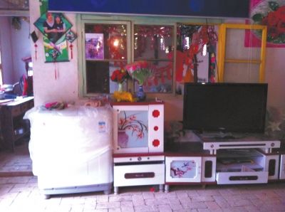 麻永東屋里的家具電器仍是嶄新的。
