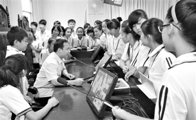 2013年5月30日，結(jié)合當(dāng)前國內(nèi)民眾普遍關(guān)注的“校長開房”、“強(qiáng)奸猥褻”等事件，廣西上思縣人民法院邀請中小學(xué)生到法院觀摩案件的庭審，提高他們的守法、維權(quán)意識。圖/IC