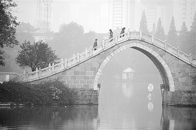 10月28日，市民走在合肥市霧霾籠罩的公園里。新華社發(fā)