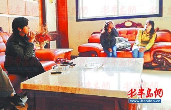 鄱陽湖鄉(xiāng)村大酒店內(nèi)，兩個(gè)本地男子帶著兩個(gè)外籍女子給記者