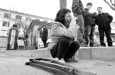 從法院出來以后，家屬和律師正在商量案情，夏鳳各在旁想著想著忍不住哭起來