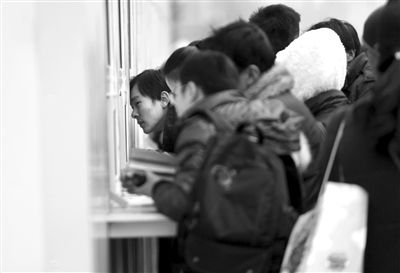 1月6日，旅客在北京站臨時售票處排隊購票。新京報記者