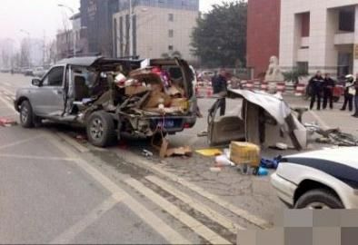 一輛越野車(chē)在車(chē)禍中受損嚴(yán)重。圖據(jù)網(wǎng)絡(luò)