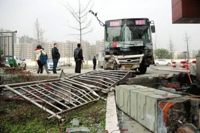 1月6日，成都雙華大道，失控后的公交車(chē)撞垮一單位的護(hù)欄。攝影 劉陳平