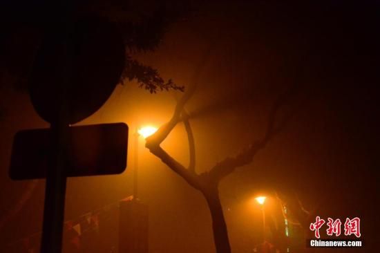 1月31日凌晨，市民行走在煙霧繚繞的南京街頭。當天是農(nóng)歷馬年正月初一，南京有限開禁燃放煙花爆竹正逢下霧天，空氣的不流通致使煙花爆竹燃燒后產(chǎn)生的顆粒物不能及時散開，造成整座城市煙霧繚繞。據(jù)當?shù)丨h(huán)保部門發(fā)布的信息顯示，空氣質(zhì)量屬重度污染。中新社發(fā) 泱波 攝