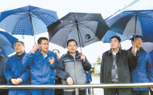 2月7日，省委書記強(qiáng)衛(wèi)冒雨在江西銅業(yè)集團(tuán)調(diào)研。記者 梁振堂 攝