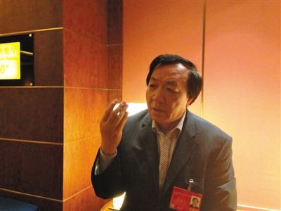 　昨日，在接受采訪時(shí)，何香久強(qiáng)調(diào)，大多公務(wù)員是勤勉工作的。