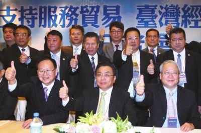 去年10月，多位大陸臺(tái)協(xié)會(huì)長(zhǎng)舉行記者會(huì)，一同為服貿(mào)協(xié)議喊話，希望臺(tái)當(dāng)局盡年快完成審議。圖/東方IC
