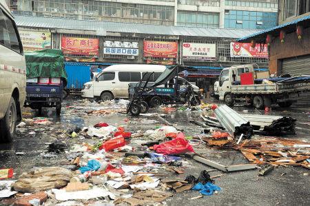 高橋大市場內(nèi)，大量的垃圾雜亂無章地堆放，商戶搬遷時(shí)留下的垃圾丟棄在市場內(nèi)無人問津，觸目驚心。