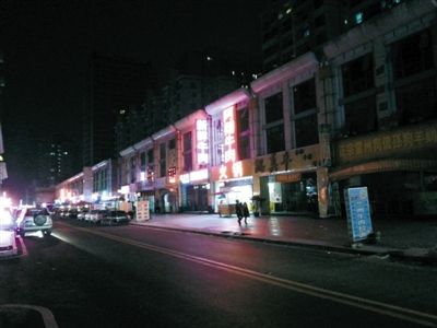 3月11日，掃黃后晚上8點天鵝湖路冷清的街道。以前，這里都是人和車輛，街邊站滿了小姐。新京報記者 林野 攝