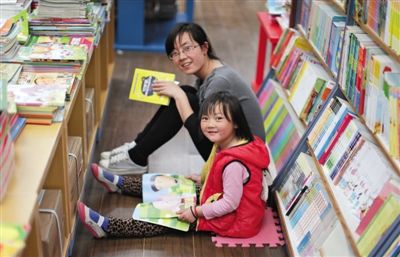昨晚10時(shí)，來京探親的山東的李女士帶著5歲的女兒琪琪在三聯(lián)書店讀書。4月18日晚開始，三聯(lián)韜奮書店正