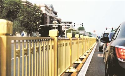 從復(fù)興門到建國(guó)門，長(zhǎng)安街一線全部更換為金色護(hù)欄 攝影/本報(bào)記者 郝羿