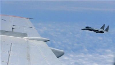國防部網站12日公布的視頻截圖,日本F-15軍機從中國圖-154機頭方向危險切入,兩者最近距離約30米左右。
