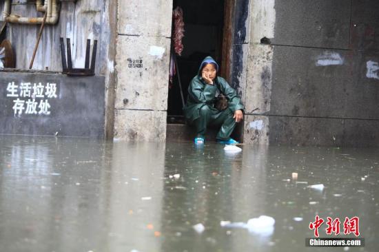 7月15日，因連日強(qiáng)降雨致長(zhǎng)沙市開(kāi)福區(qū)西長(zhǎng)街街道出現(xiàn)嚴(yán)重內(nèi)澇，最深水位超過(guò)一米，沿街60余戶門面進(jìn)