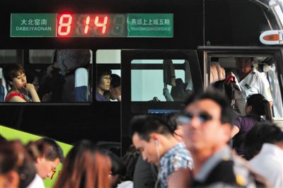 2014年5月22日,乘客在北京大北窯南乘坐開往燕郊的814路公交車。