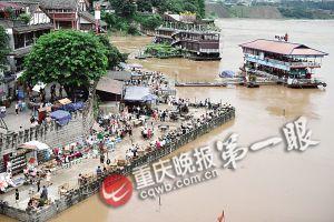 沙坪壩區(qū)磁器口，江水逼近休閑平臺。