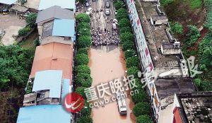昨下午六點半，統(tǒng)景鎮(zhèn)上許多街道被淹，此時水位還在上漲。(重慶晚報航拍圖片)
