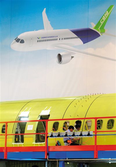 昨日，中國商飛總裝制造中心技術(shù)人員對接C919首架機的機體。新華社記者 丁汀 攝