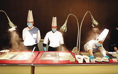 　工作人員在餐廳忙碌。（網(wǎng)絡(luò)圖片）