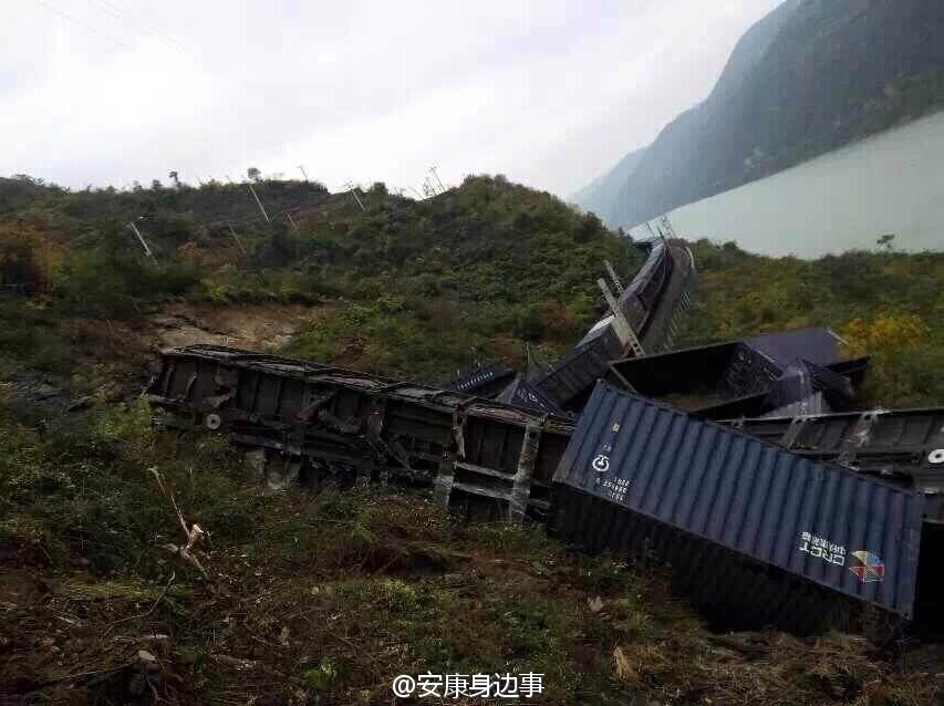襄渝鐵路旬陽(yáng)至棕溪上行線(xiàn)發(fā)生山體塌方，致使75228次貨物列車(chē)8節(jié)車(chē)廂脫線(xiàn)。圖片來(lái)源于網(wǎng)絡(luò)