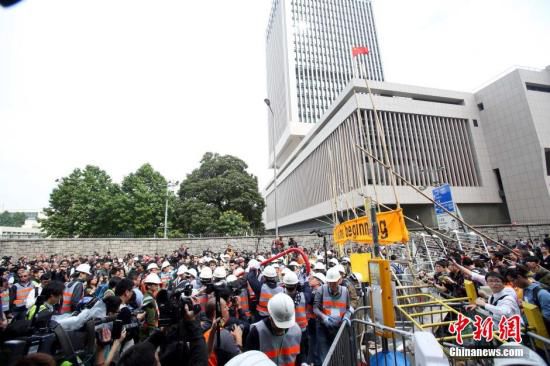 12月11日上午，香港非法“占領(lǐng)區(qū)”清除障礙物。