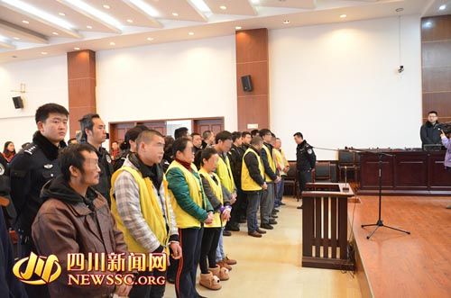 胡寶寶（右四）等接受集中宣判。