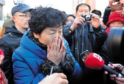 2月9日，呼格吉勒圖的母親尚愛云在旁聽趙志紅案后，接受媒體采訪時落淚。新華社記者 任軍川 攝