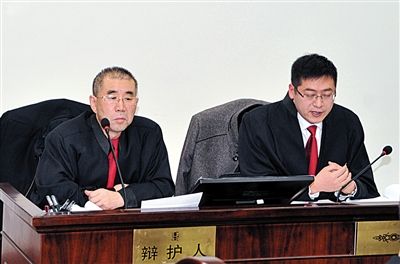 1月5日，呼市中院審理趙志紅案。律師謝飛（左）和張瑞軍（右）出庭為趙志紅辯護。