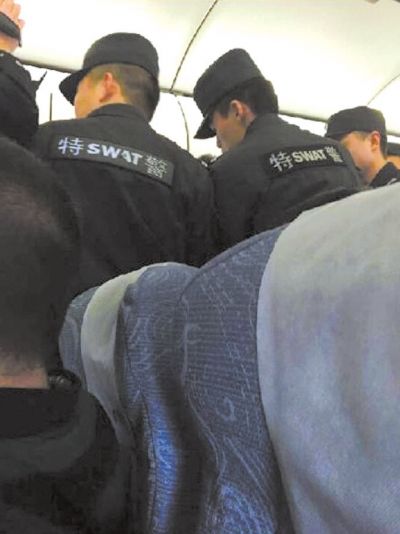 特警登機處理。