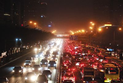 昨晚，因沙塵暴導(dǎo)致能見度低，長安街嚴(yán)重堵車。
