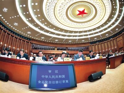 昨日，食品安全法修訂草案提交十二屆全國(guó)人大常委會(huì)第十四次會(huì)議進(jìn)行三審。 新華社記者 李濤 攝