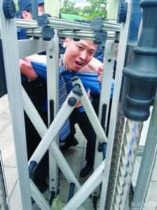 律師王甫在試圖跑進(jìn)衡陽(yáng)中院大門時(shí)被圍攻者阻止，西服和襯衣被撕爛。
