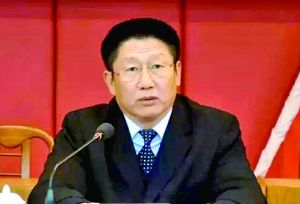 他曾身居要職，在仕途上平步青云，“連跳式”升官；他如今落馬，被查出近乎瘋狂地收受巨額利益、用公款送禮，還隱瞞“裸官”身份、在私企老板的安排下多次嫖娼、參與賭博、與多名女性通奸，被一線辦案人員形容為“五毒俱全”的干部。近日，深圳原市委常委、政法委書記蔣尊玉的貪腐歷程被披露。