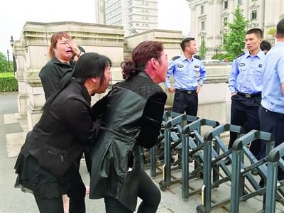 昨日，連恩青被執(zhí)行死刑。執(zhí)刑前，連恩青的父母和妹妹進(jìn)入溫嶺市看守所與連恩青見面，但其他親屬均被拒見最后一面。　本版圖片/CFP