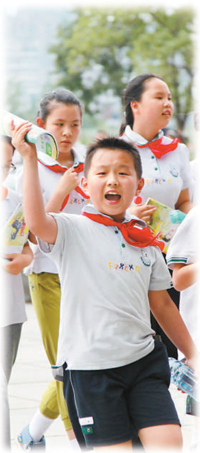 南京某小學(xué)學(xué)生在參加課外活動。