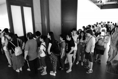 眾人排起長隊(duì)等待觀看中國第一畫《清明上河圖》。