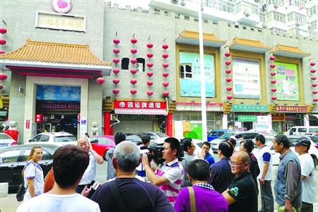 青島宰客海鮮店成“景點(diǎn)”，游人“參觀”拍照。