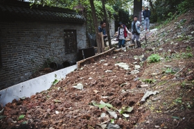 27日，天心區(qū)青山祠福王墓附近，小山坡被人開墾成梯田種菜?！　D/實習生蔣麗梅