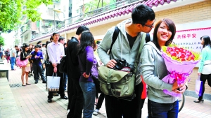 2011年11月11日，越秀區(qū)民政局，登記結(jié)婚的隊(duì)伍排了足有一百米長（資料圖片）?！∮浾唿S澄鋒攝