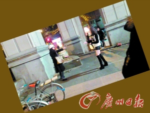 黑衣女拿著剪刀指著“保時捷女孩”。