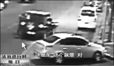 事發(fā)現(xiàn)場監(jiān)控錄像顯示，白圈內(nèi)的被害人老丁，正在牧馬人越野車旁收費(fèi)。 圖片來自電視截圖