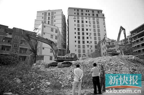 在無(wú)數(shù)次專項(xiàng)行動(dòng)和強(qiáng)拆風(fēng)暴的背后，是衍生出的各色潛規(guī)則。